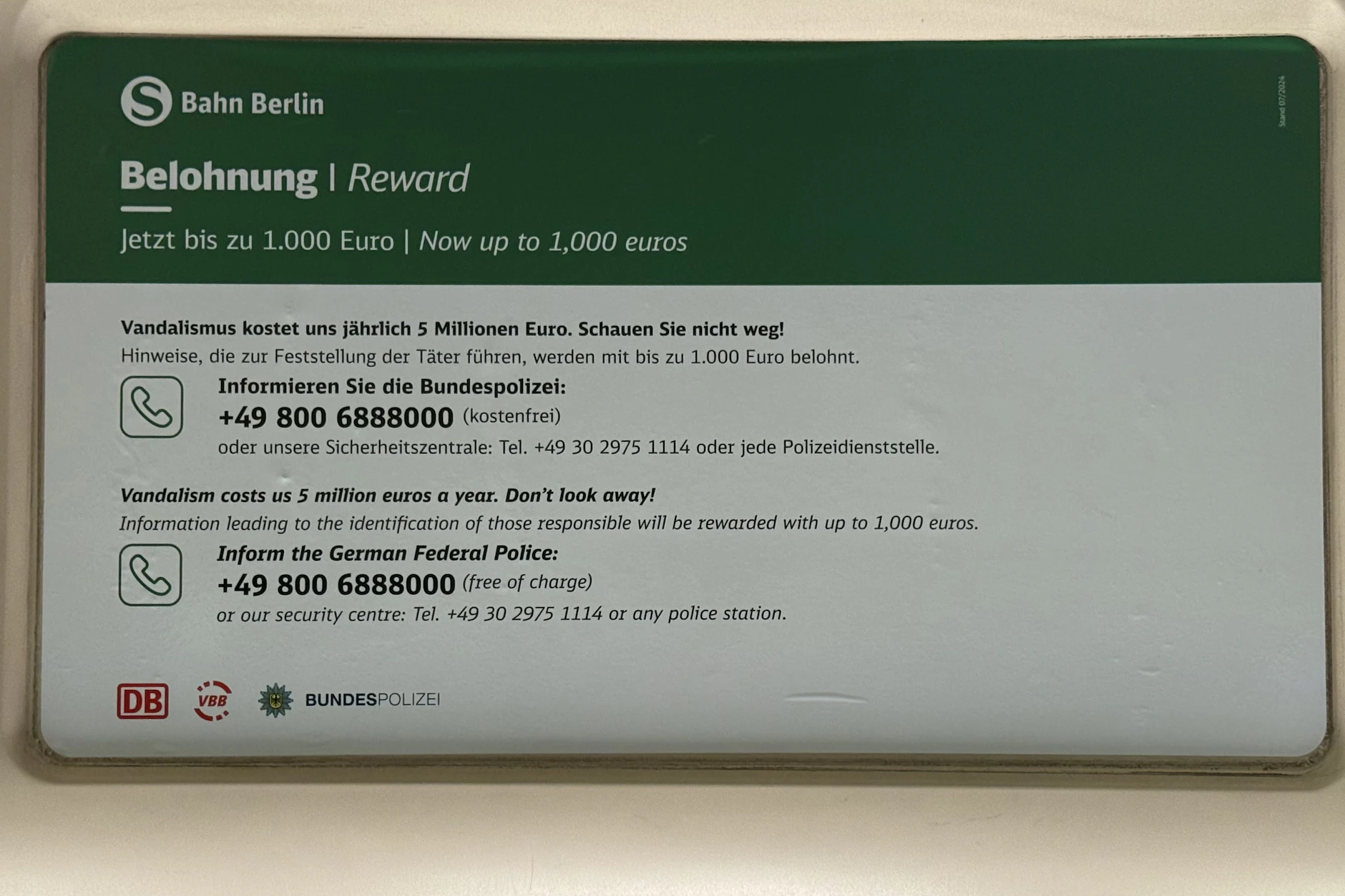 Diese Tafeln hängen in den Berliner S-Bahnen. Darauf ist die Erklärung für die Belohnung ausgeschrieben.