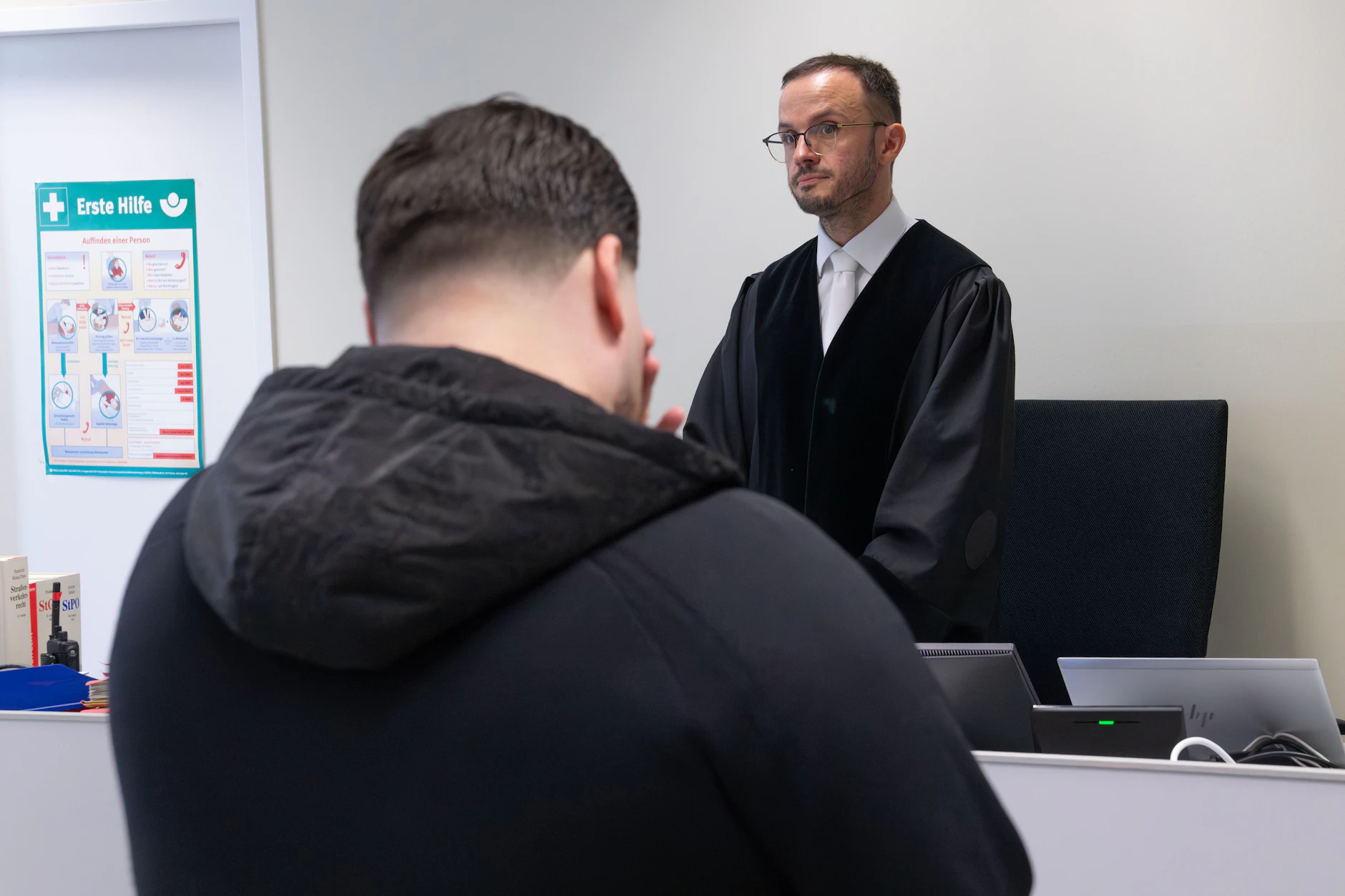 Der Angeklagte Malik O. (28) vor dem Vorsitzenden Richter am Amtsgericht Berlin