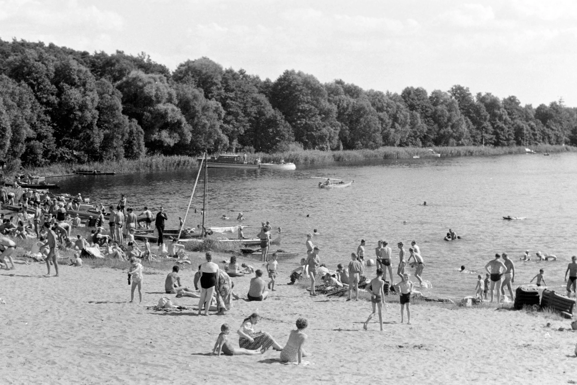 Schon zu DDR-Zeiten zog es die Sonnenanbeter im Sommer an die Badeseen. Hier: Eine Badestelle am Brandenburger Flakensee.