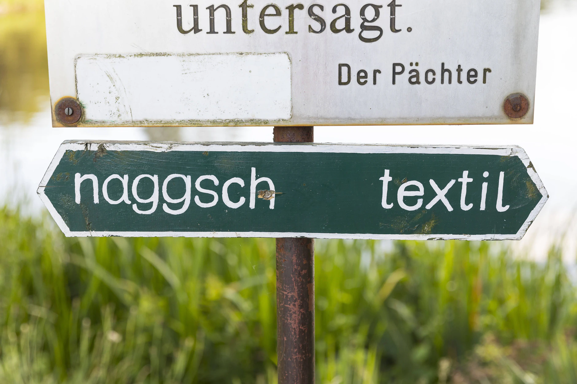 Die große Frage im Osten: textil oder naggsch? An einigen Badeseen gibt es auch heute noch FKK-Badestellen, an denen man hüllenlos in der Sonne lieben kann.