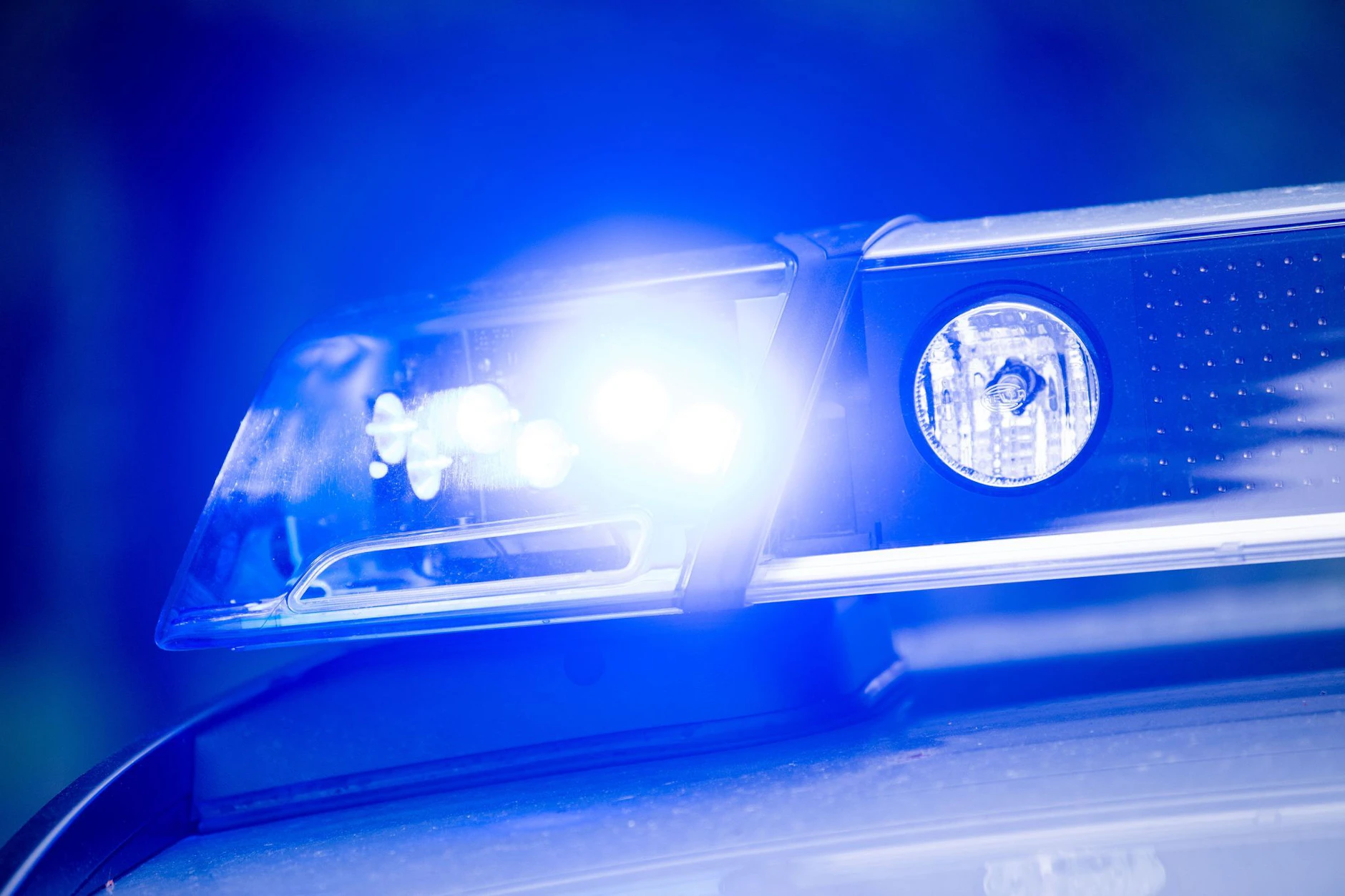Beim Einsatz von Blaulicht und Martinshorn müssen alle anderen Verkehrsteilnehmer freie Bahn schaffen.