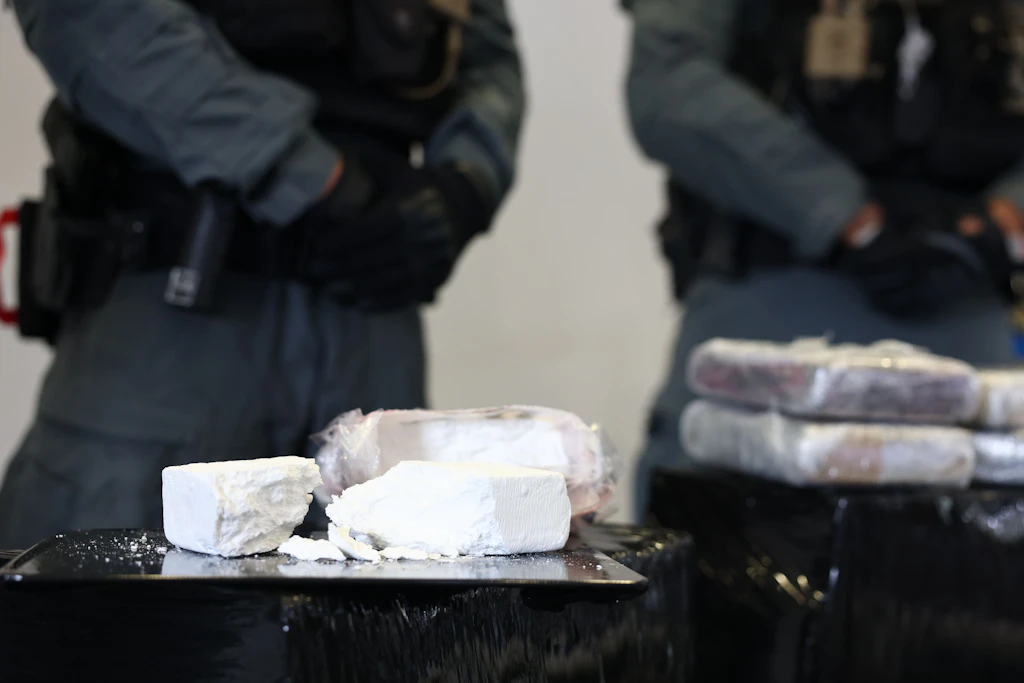 Mehrere Beutel mit Kokain sind im Zollkriminalamt zu sehen.