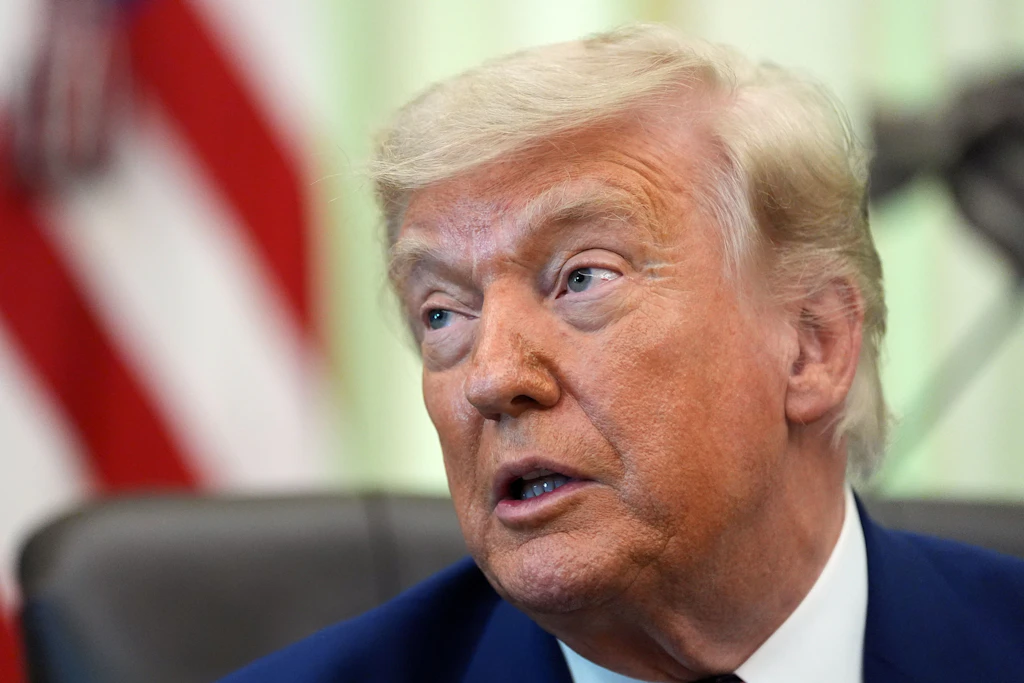 US-Präsident Donald Trump spricht im Oval Office des Weißen Hauses.