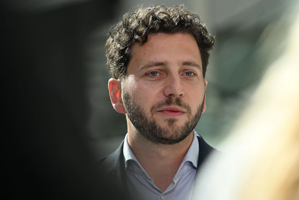 Steuer-Affäre bei den Grünen: Staatsanwaltschaft nimmt Parteichef Banaszak ins Visier