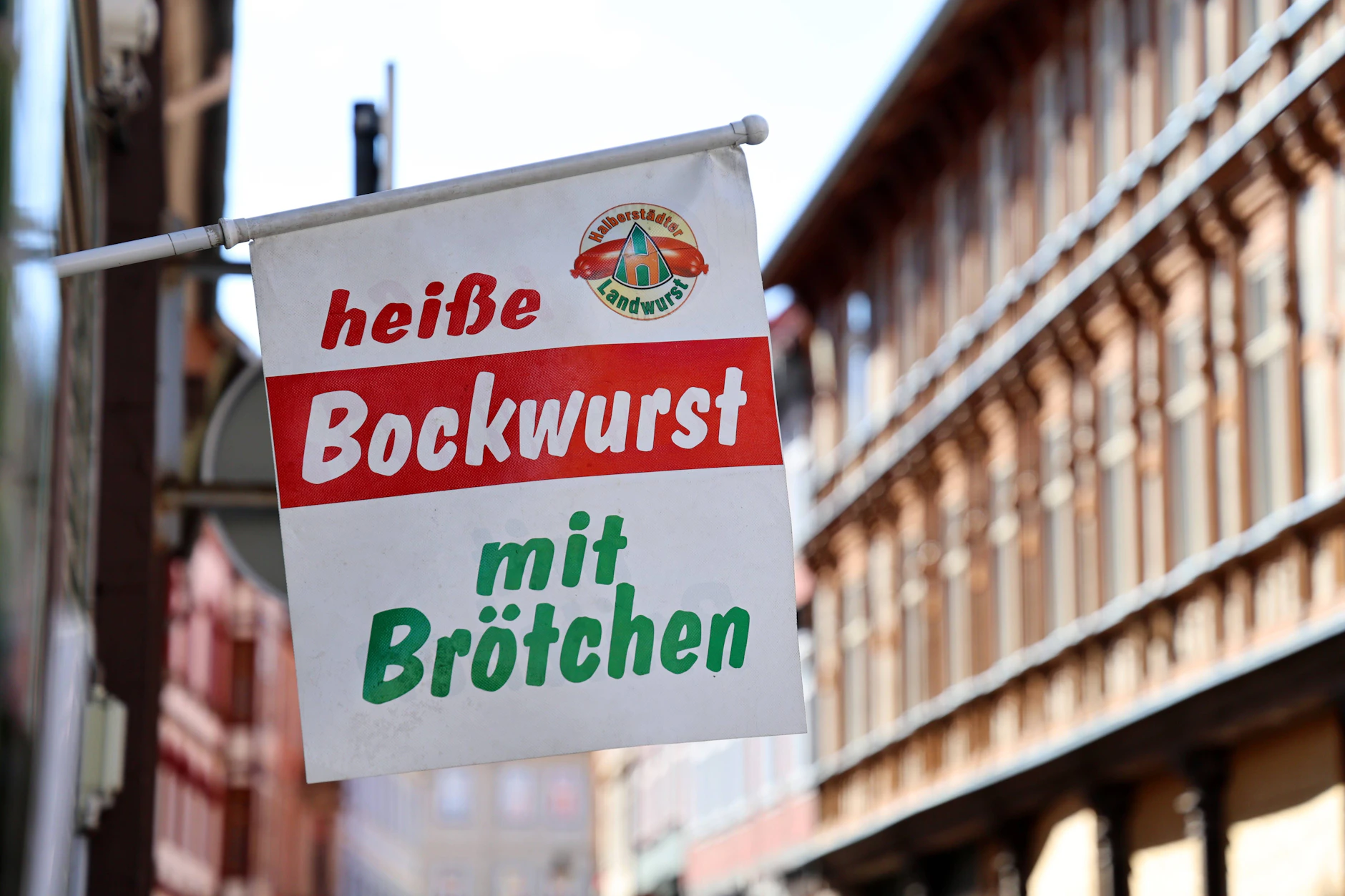 Bockwurst ist ein richtig klassisches Imbissgericht - aber die Wurst muss für den perfekten Genuss nicht immer mit Brötchen und Senf serviert werden.