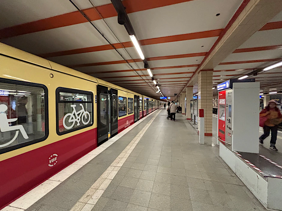 Eine S-Bahn hält im Nordbahnhof. Der Nord-Süd-Tunnel ist seit 1939 komplett. Ein zweiter Tunnel soll ihn entlasten. Nun geht das erste Teilstück in Betrieb.