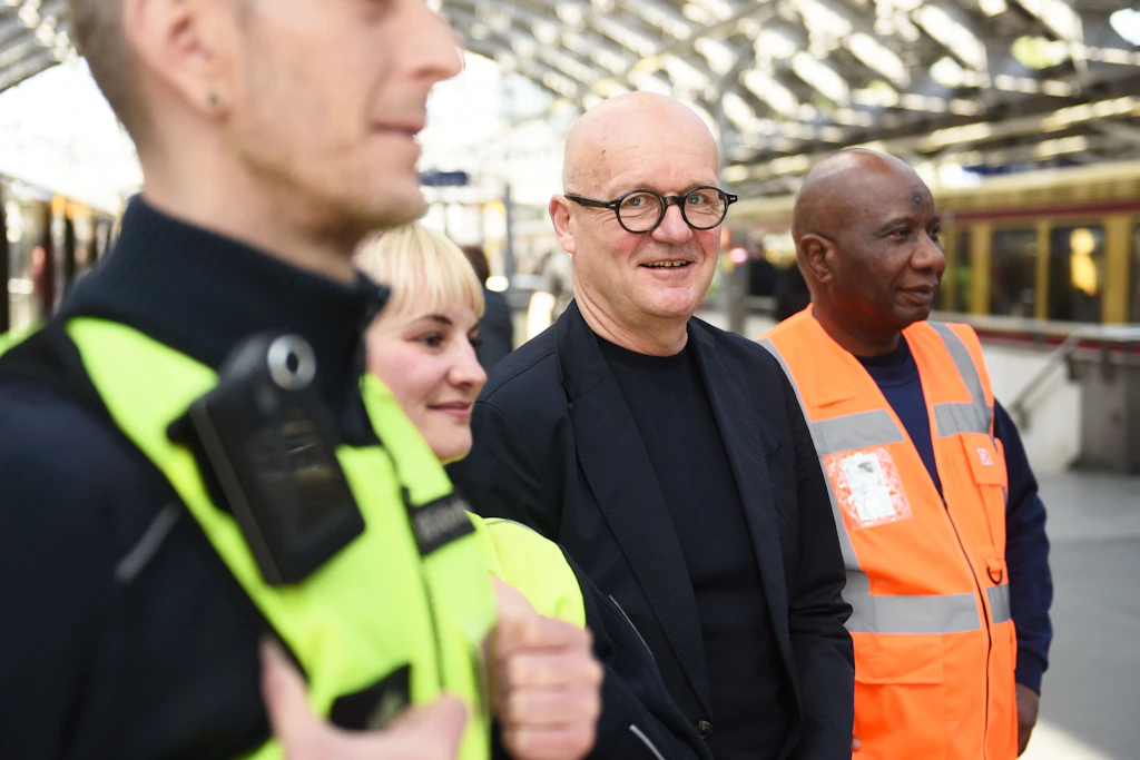 Termin im Berliner Ostbahnhof. Der neue S-Bahn-Chef Heiko Büttner mit einem Reinigungs- und Sicherheitsteam.