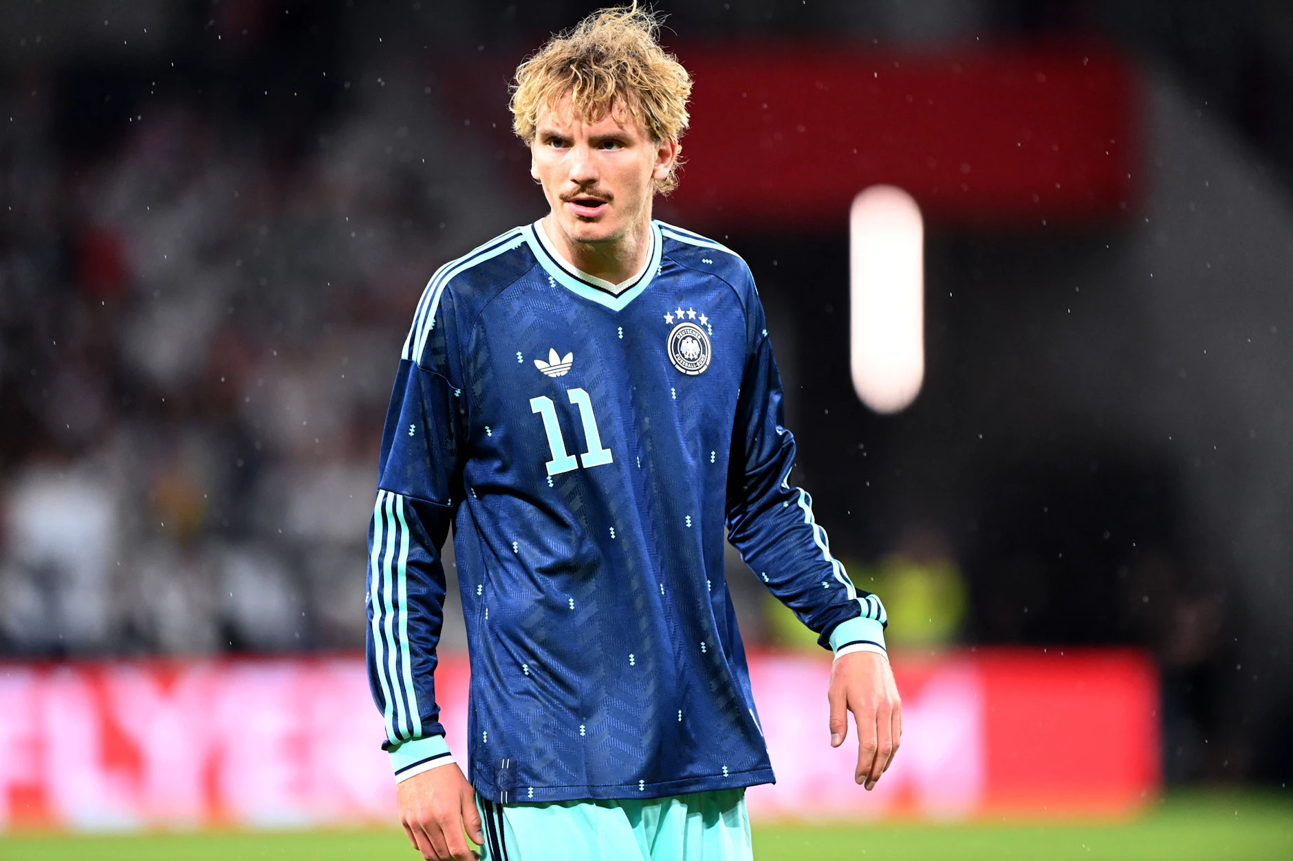 Nick Woltemade trägt das DFB-Auswärtstrikot zur WM 2026. Das letzte Adidas-Shirt der deutschen Nationalmannschaft kostet 100 Euro.