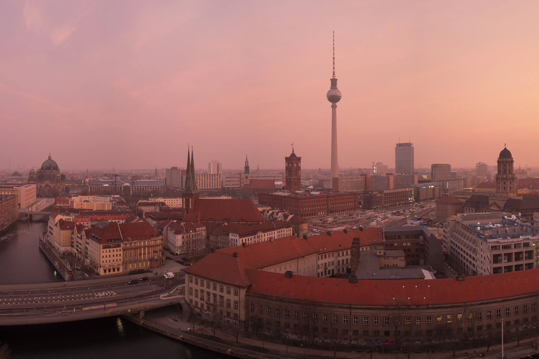 Sieht hübsch aus, ist aber nicht ohne: Im Frühjahr 2026 flog eine große Menge Saharastaub in Berlin durch die Luft.