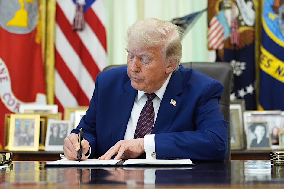 US-Präsident Donald Trump unterzeichnet eine Durchführungsverordnung im Oval Office des Weißen Hauses.