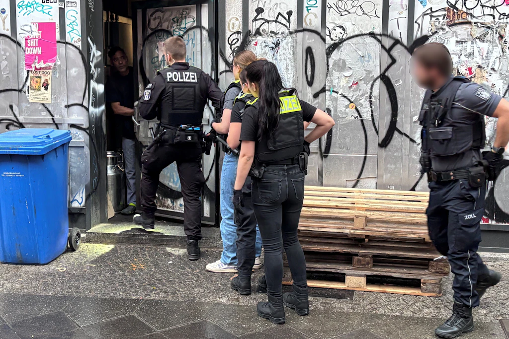 Zoll und Polizei durchsuchen versiffte Küche: Indische Köche schliefen auf der Arbeitsstelle