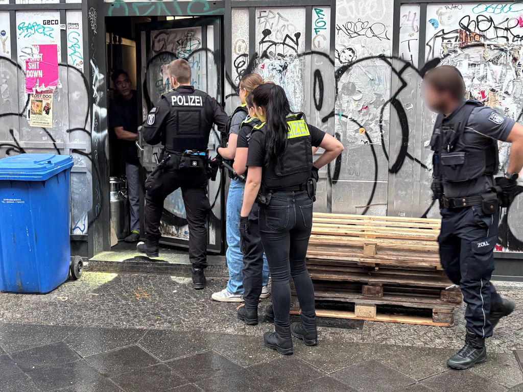 Zoll und Polizei durchsuchen versiffte Küche: Indische Köche schliefen auf der Arbeitsstelle