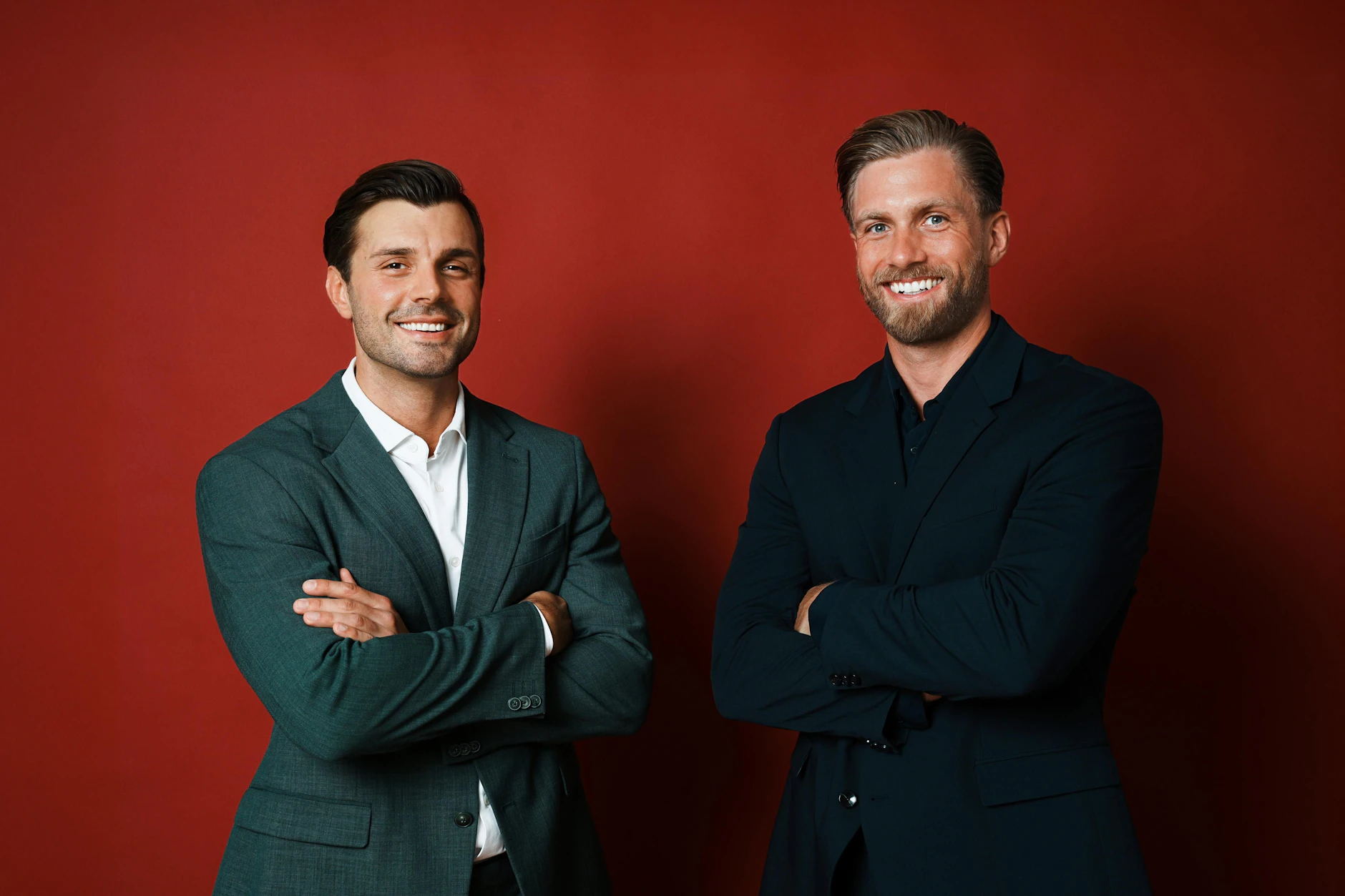 Tim (l.) und Sebastian sind die neuen Bachelors. Die neue Staffel gibt es auf RTL+ zu sehen.