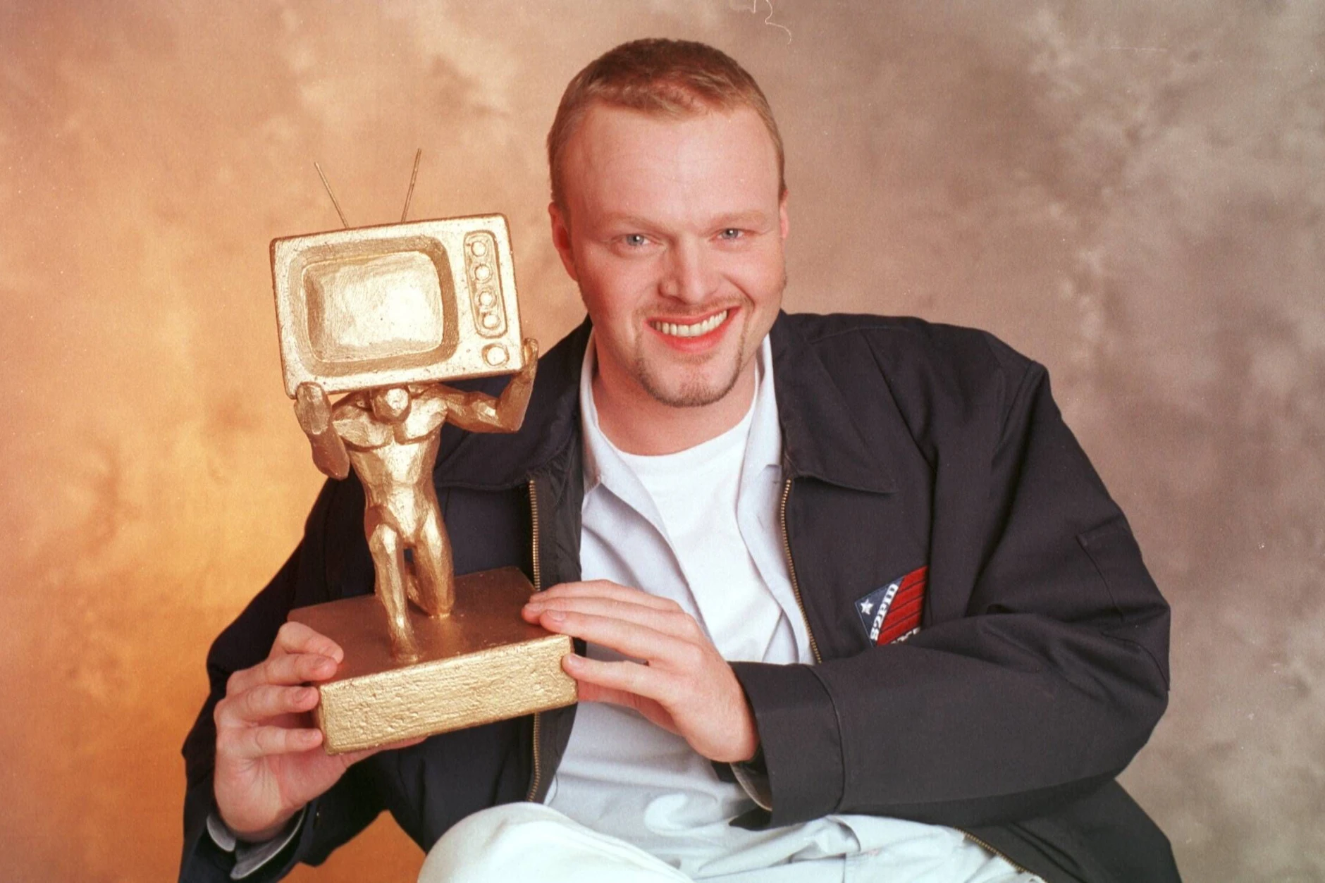 Stefan Raab machte sich in seiner TV-Show „TV total“ über alles und jeden lustig. Über Regina Zindler und ihren Nachbarschaftsstreit schrieb er das Lied „Maschendrahtzaun“.