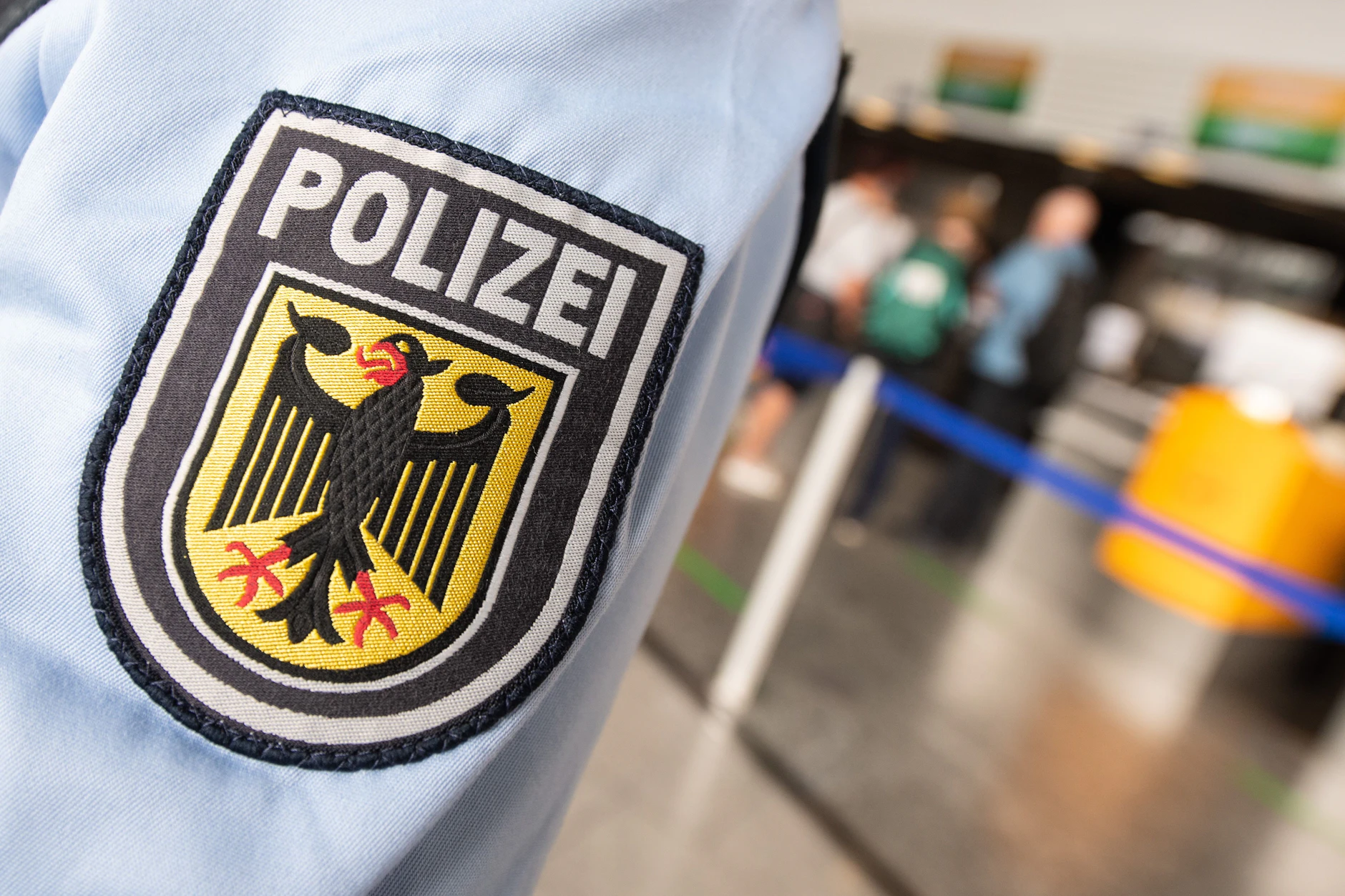 Bundespolizisten in Rostock verhafteten den 82-jährigen Ex-Dealer aus Schweden. Jetzt muss er wieder in den deutschen Knast. (Symbolfoto)