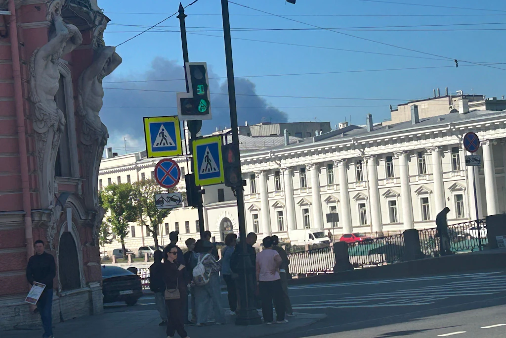 Rauch steigt auf über St. Petersburg, Russland.