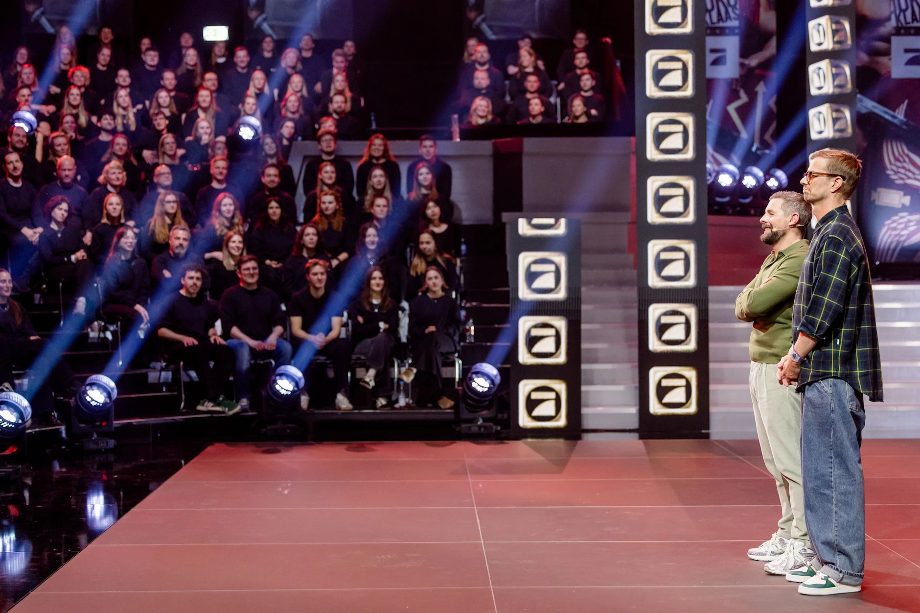 Am Mittwochabend traten Joko und Klaas in ihrer Sendung gegen insgesamt 777 Mitarbeiter des Senders ProSieben an.