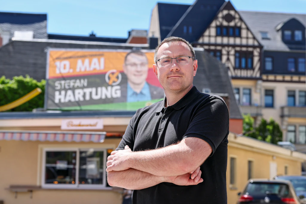 Stefan Hartung von den Freien Sachsen will Oberbürgermeister von Aue-Bad Schlema werden. Knapp 20.000 Menschen leben in der Erzegbirgsstadt.