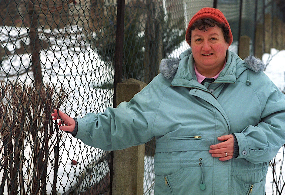 Januar 2000: Regina Zindler an dem vielbesagten Maschendrahtzaun.