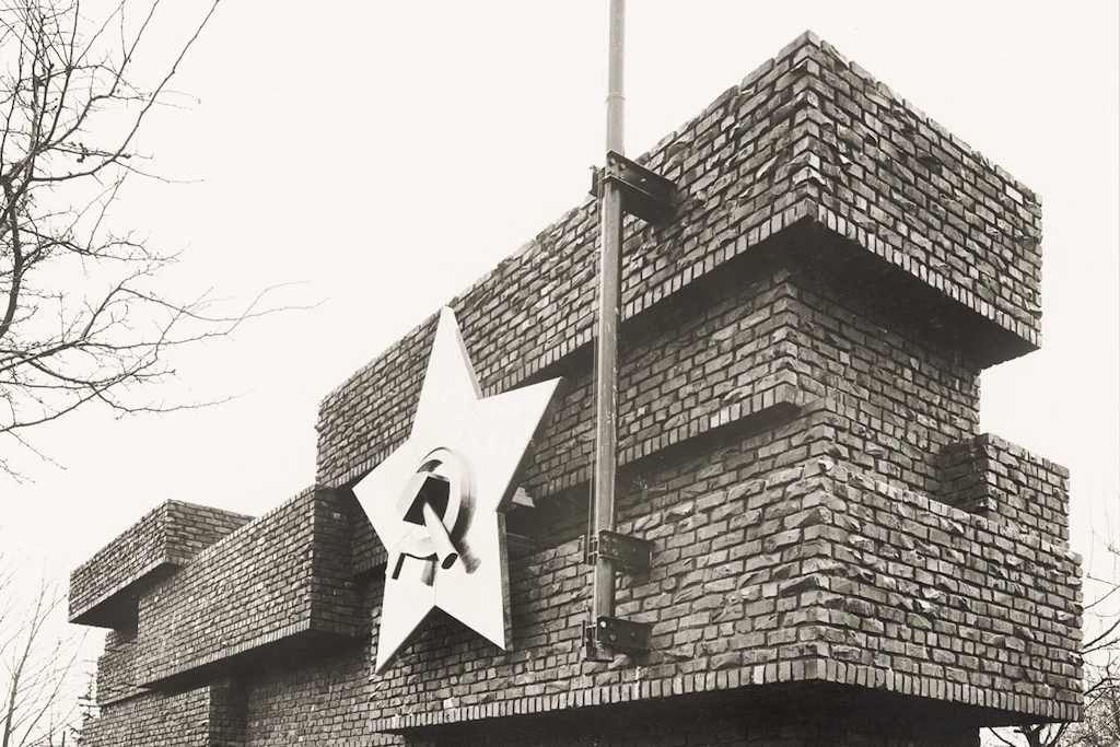 Deutlicher Bruch mit herkömmlicher Denkmalarchitektur: das Revolutionsdenkmal auf dem Zentralfriedhof Berlin-Friedrichsfelde von Ludwig Mies van der Rohe.