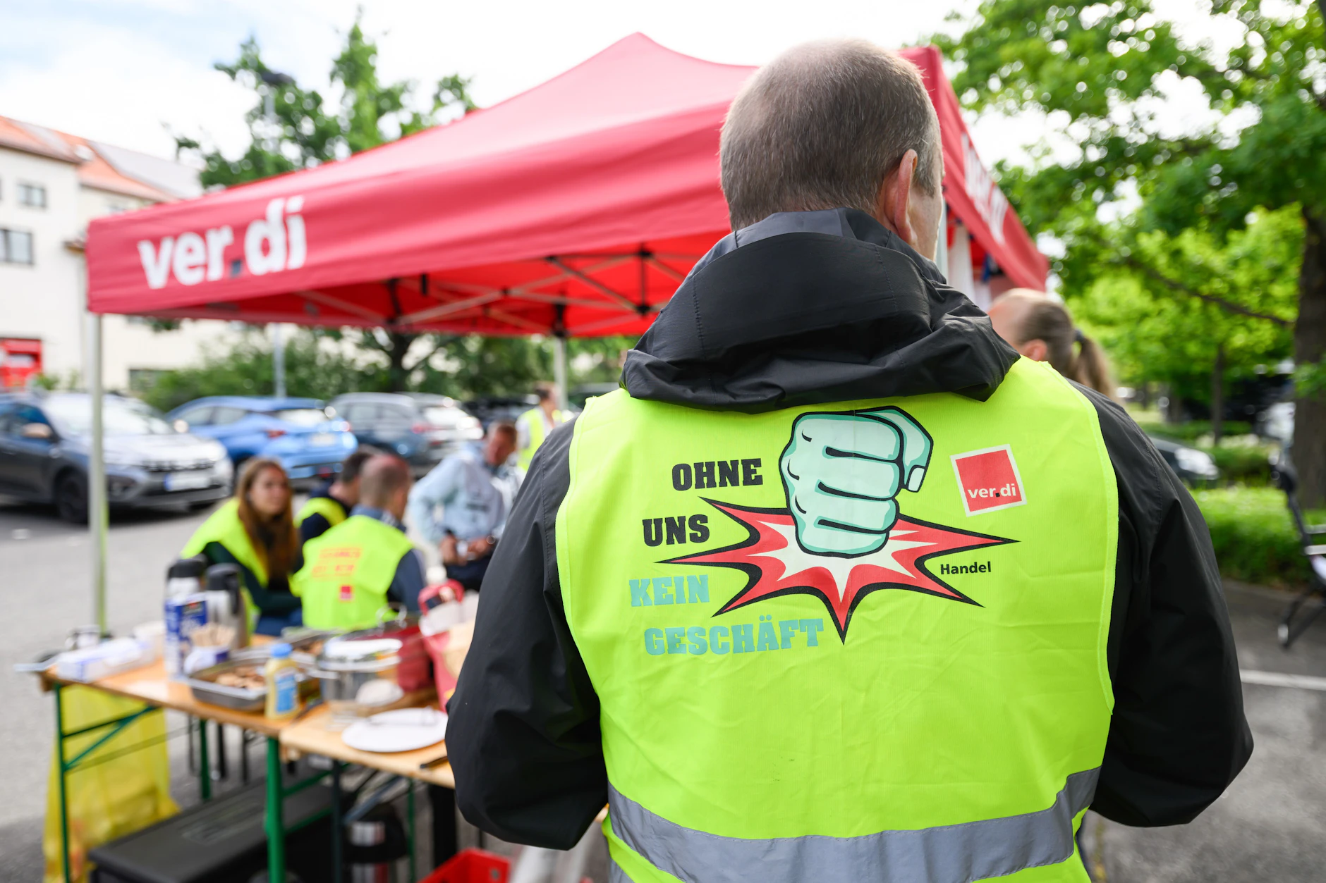 „Ohne uns kein Geschäft": ver.di-Mitglieder bei einer Streikaktion im Handel. Auch heute ruft die Gewerkschaft wieder zum Ausstand auf.
