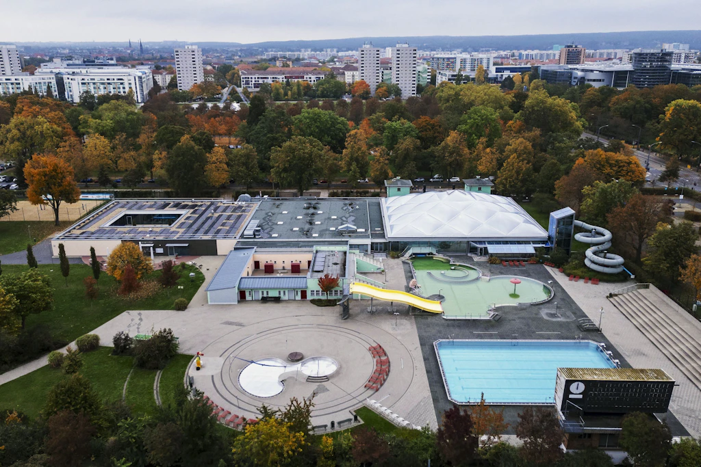 Das Georg-Arnhold-Bad ist ein beliebtes Kombibad (Halle und Freibad) im Dresdner Zentrum.