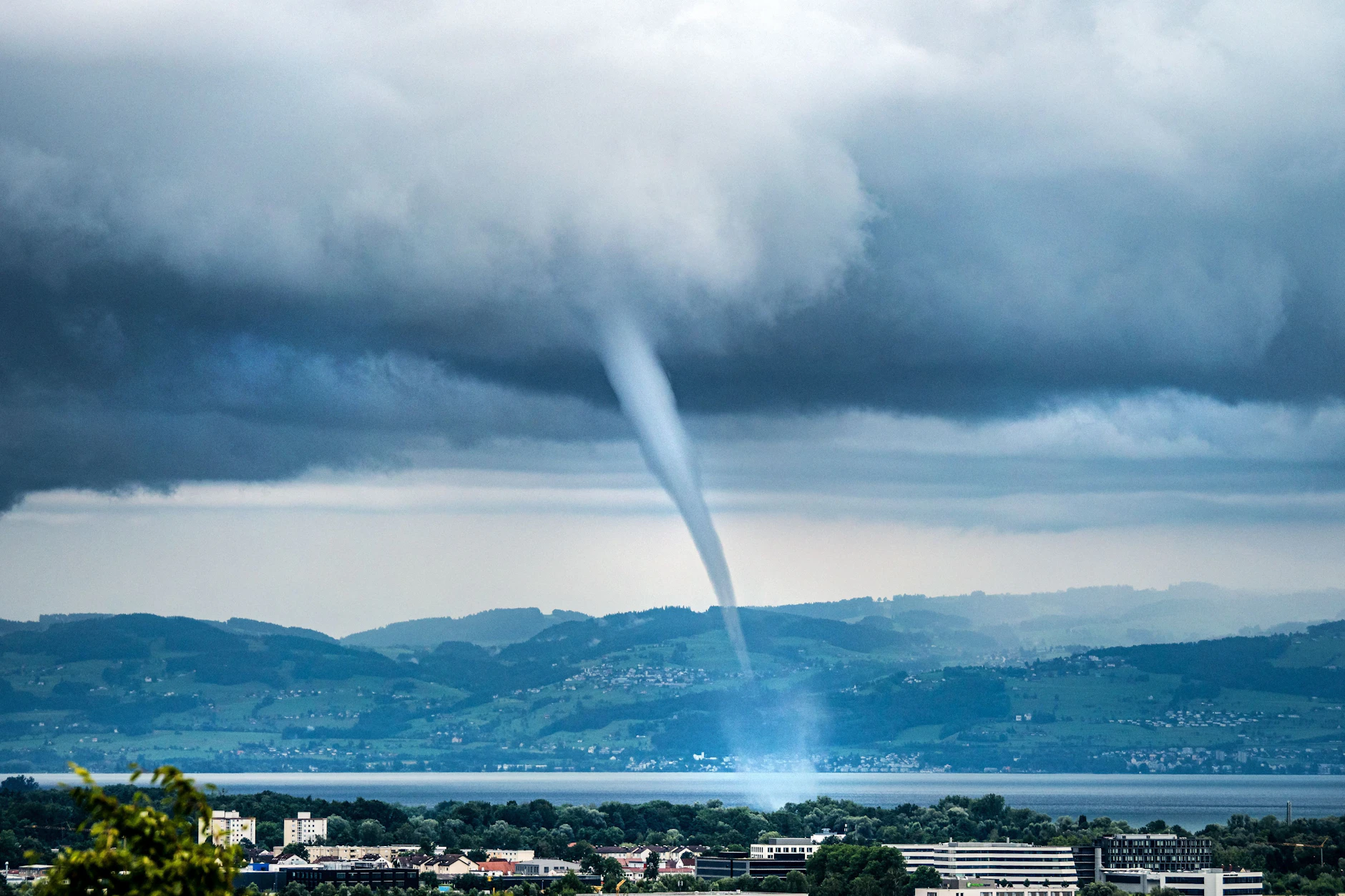 In den vergangenen Wochen gab es sogar schon Tornado-Alarm in Teilen Deutschlands. So heftig soll es dieses Wochenende aber nicht werden.