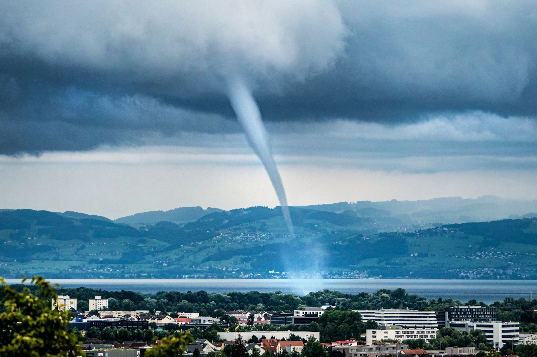 Unberechenbare Naturgewalt: Am Donnerstag soll es in Teilen Deutschlands Tornados geben, warnt der Deutsche Wetterdienst. Hier wurde einer der Wirbelstürme über dem Bodensee festgehalten.