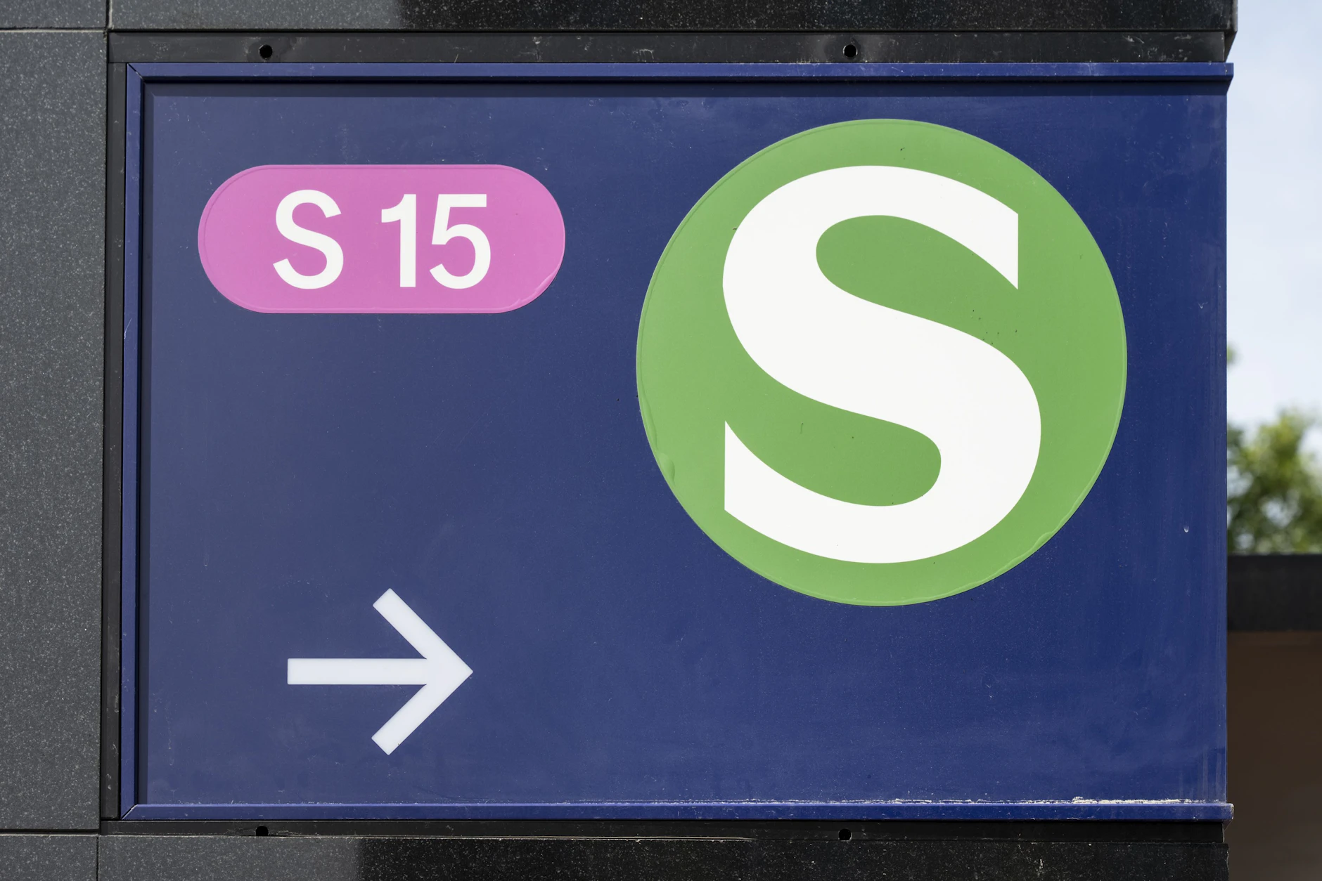 Ein Schild weist am Berliner Hauptbahnhof schon den Weg zur S15.