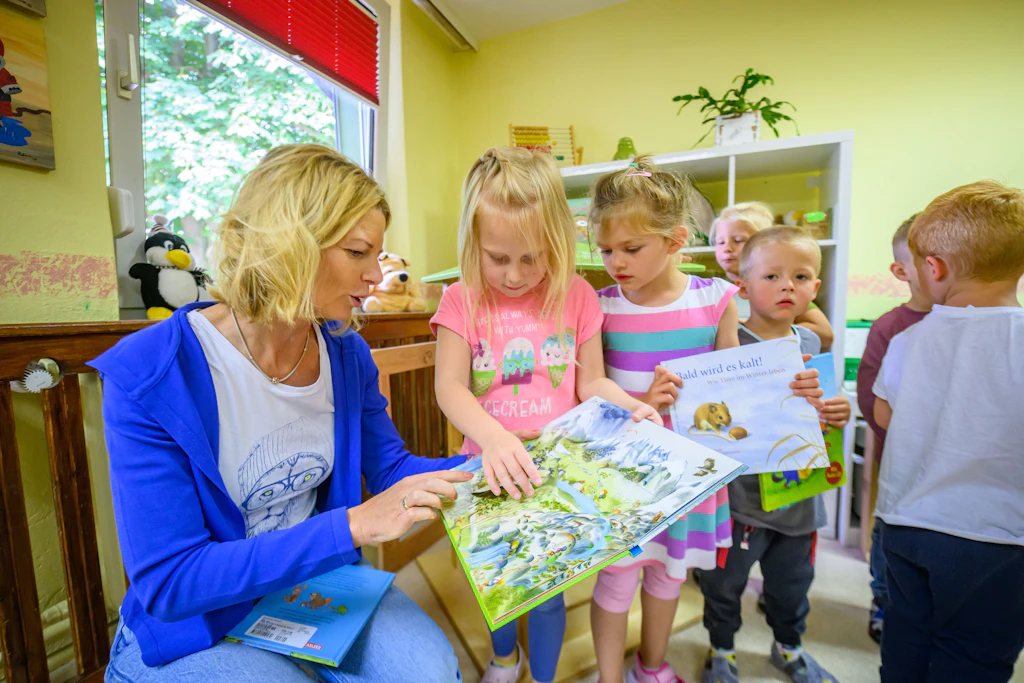 Aufgrund der sinkenden Kinderzahlen würden zahlreiche kleinere Kitas normalerweise vor der Schließung stehen. (Symbolbild)