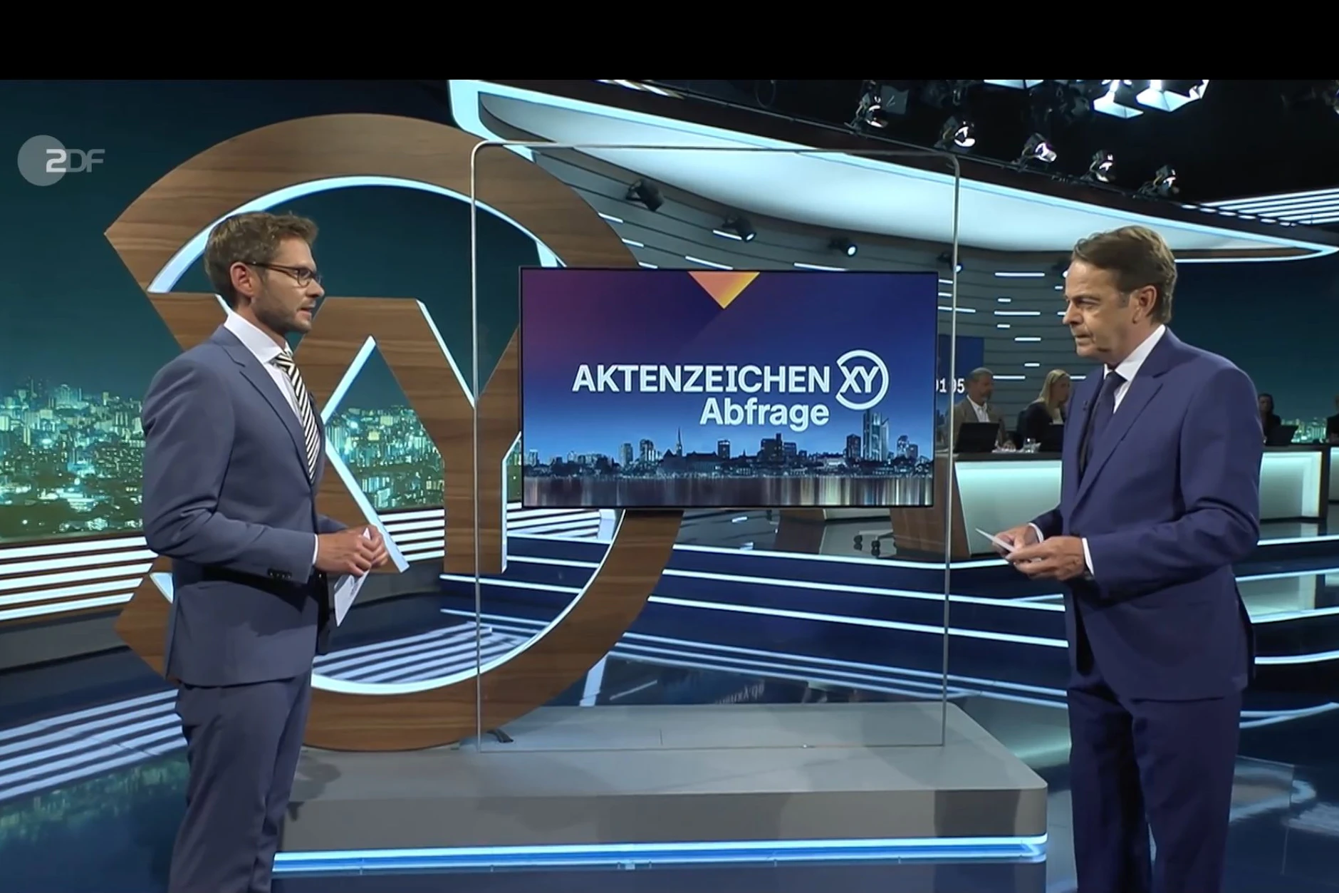 Fabian Puchelt (l.) vom LKA Bayern am Ende der Sendung mit Moderator Rudi Cerne.