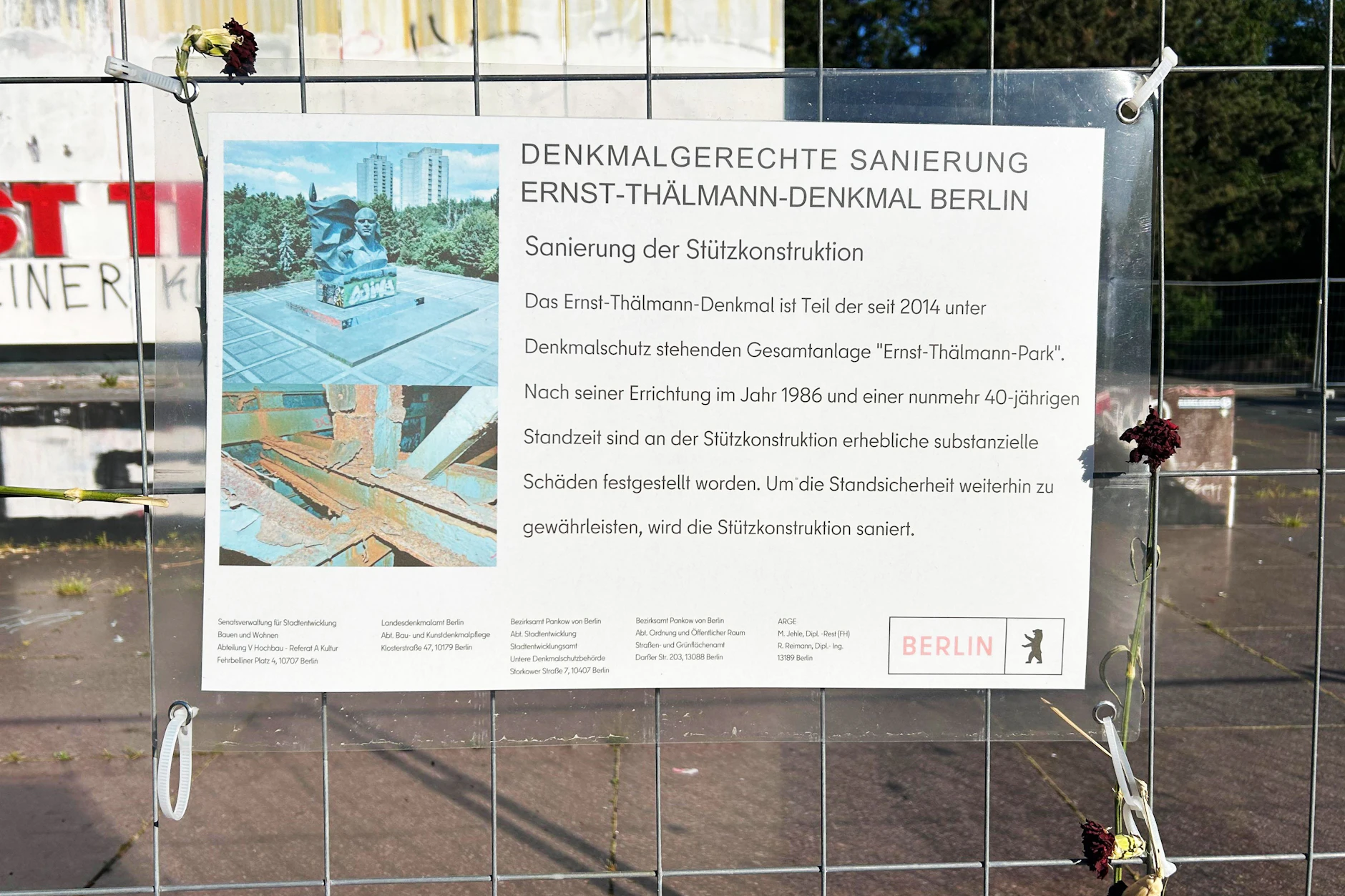 Ein Schild erklärt, was mit dem Ernst-Thälmann-Denkmal passieren soll, und zeigt die verrostete Stützkonstruktion im Inneren.