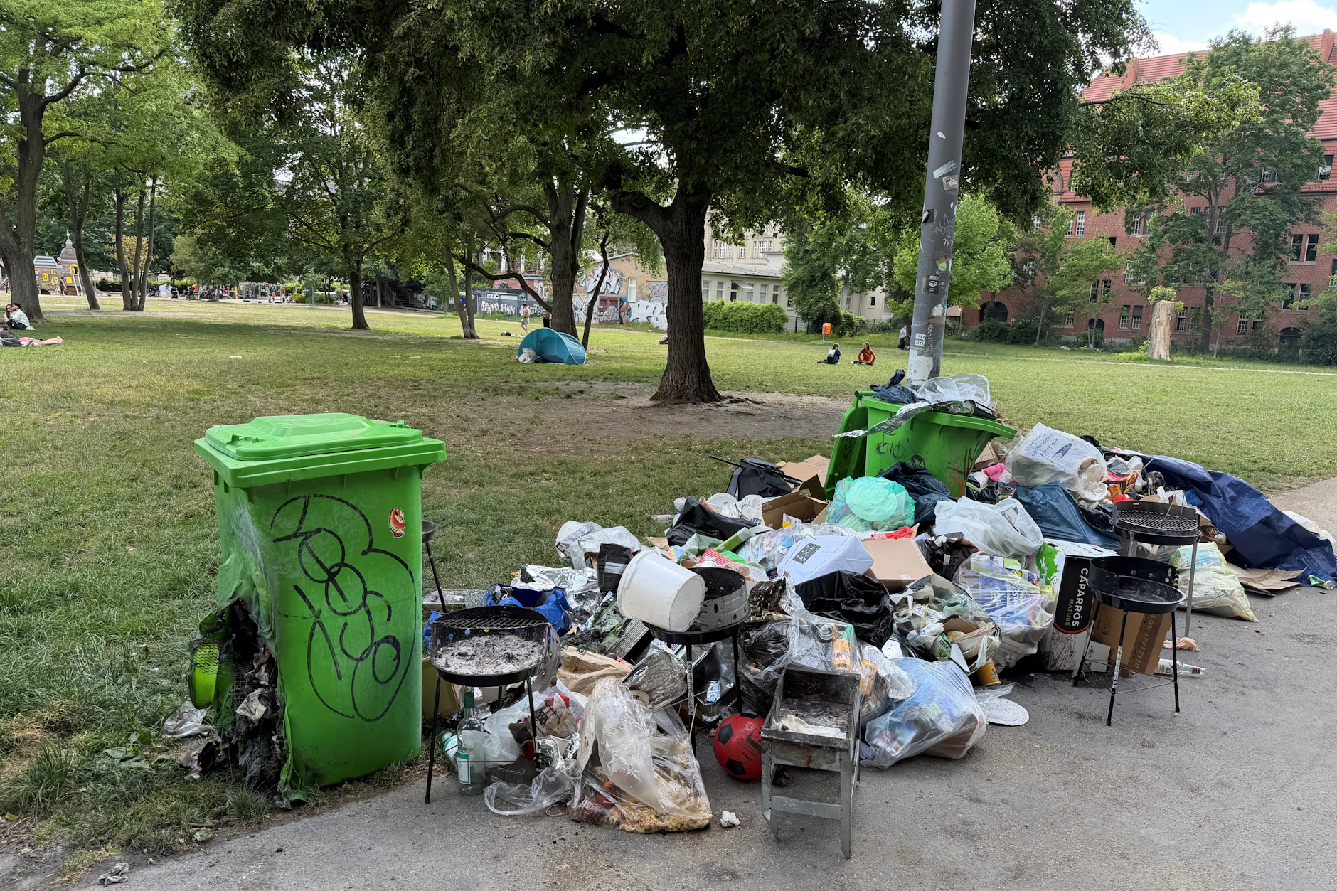 Müll an einem Montagmorgen im Monbijou Park.