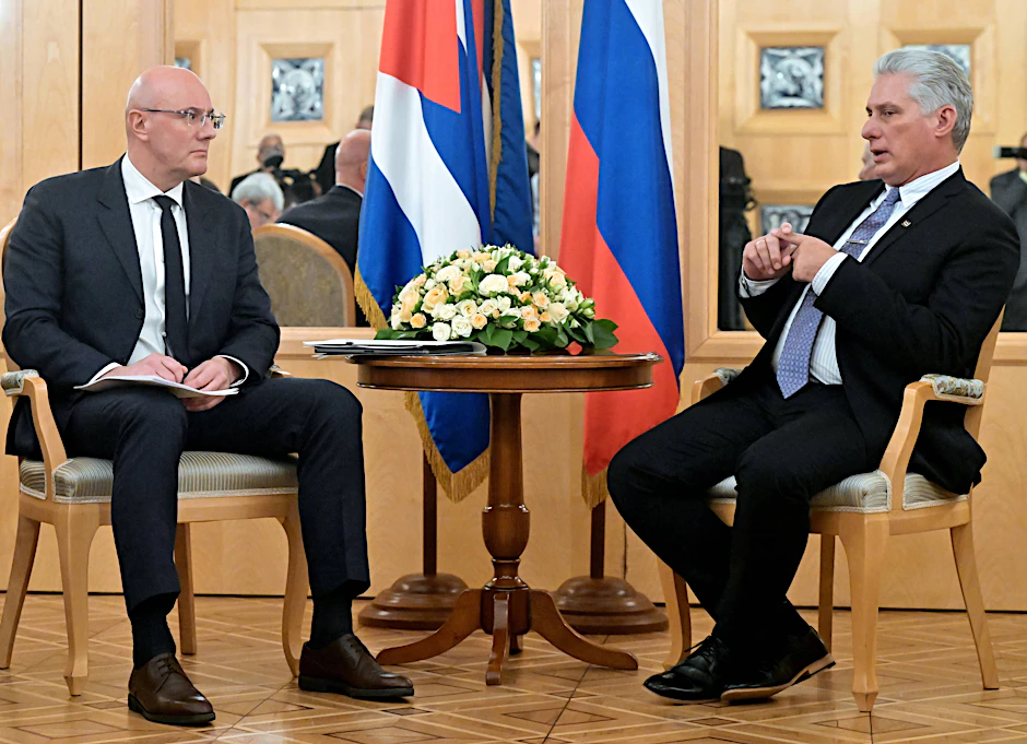 Kubas Präsident Miguel Díaz-Canel (rechts) traf Russlands Vizepremier Dmitri Tschernyschenko 2022 in Moskau.