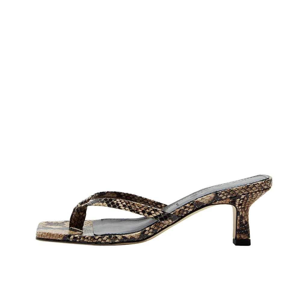 Bei dem Berliner Label Aeyde gibt es weitere Modelle des Flipflops mit Absatz. Das Modell Wilma in Schlangenoptik kostet 345 Euro.