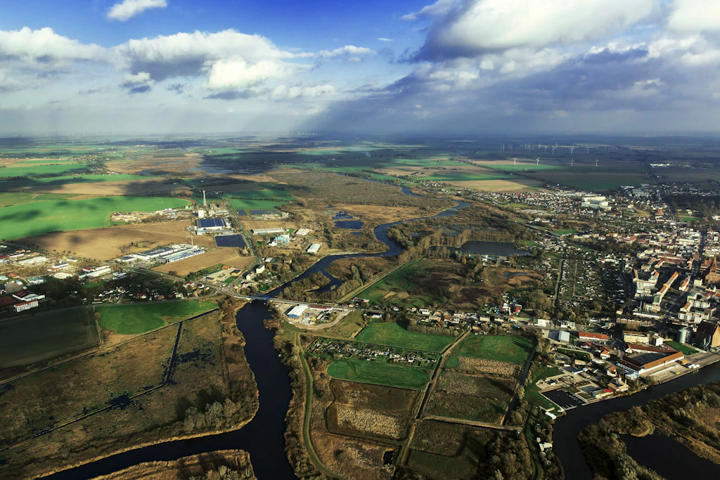 Bisher fließt in Demmin nur die Peene – schon bald könnten hier aus riesige Datenmengen fließen. Ein Großinvestor plant ein Rechenzentrum in der Hansestadt.