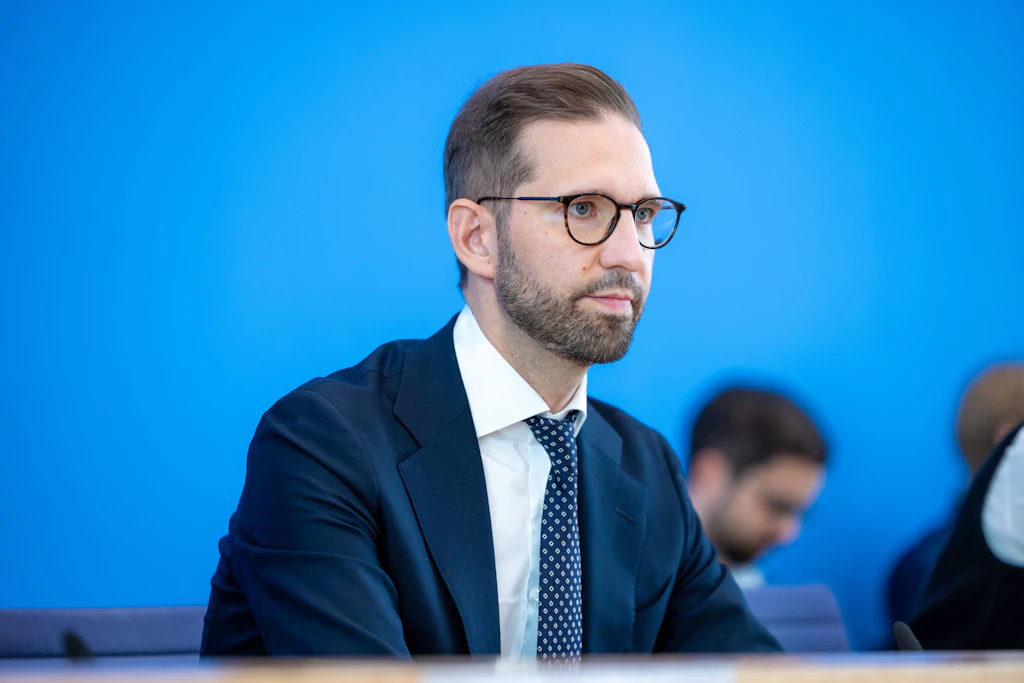 Causa „Lügenfritz": Wie sich das Kanzleramt hinter der Gewaltenteilung versteckt