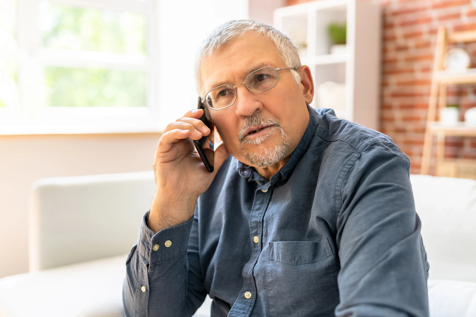 Lassen Sie sich nicht auf ein Gespräch ein, wenn Sie am Telefon von Fremden persönliche Dinge gefragt werden.