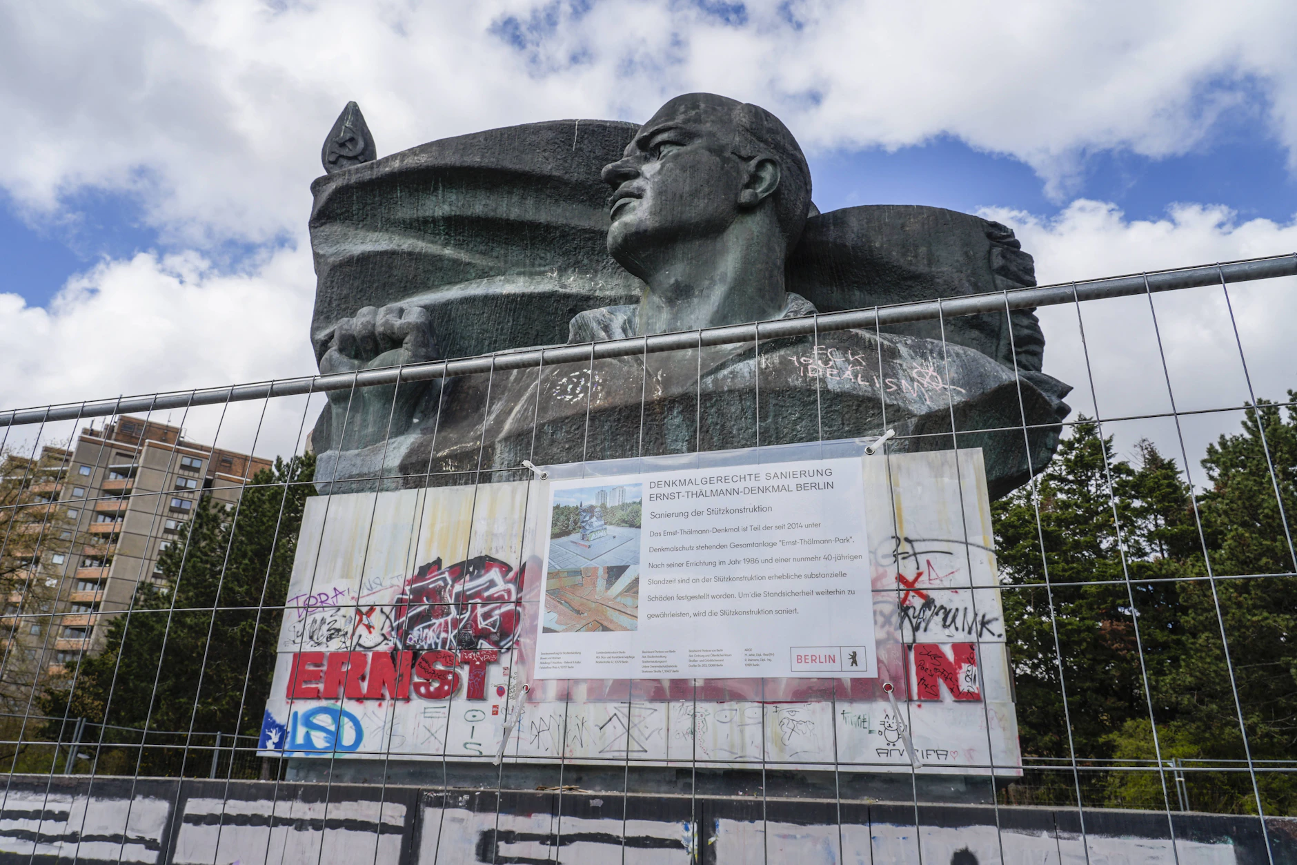 Das Ernst-Thälmann-Denkmal im Thälmann-Park an der Greifswalder Straße ist seit Monaten eingezäunt. Bisher hat sich hier nichts getan.