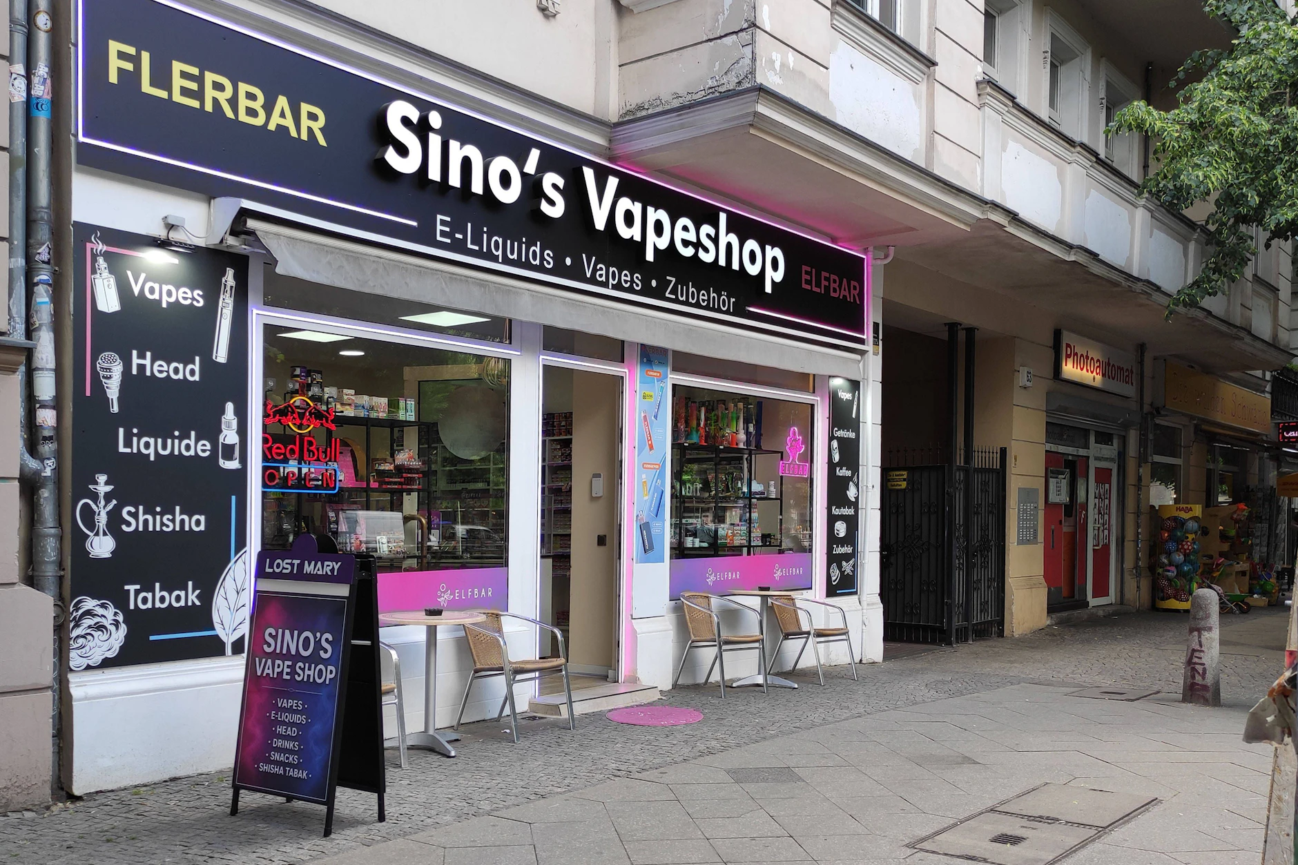 Vape-Shops müssen die leergerauchten Einweg-Varianten ab Juli 2026 annehmen und korrekt entsorgen.