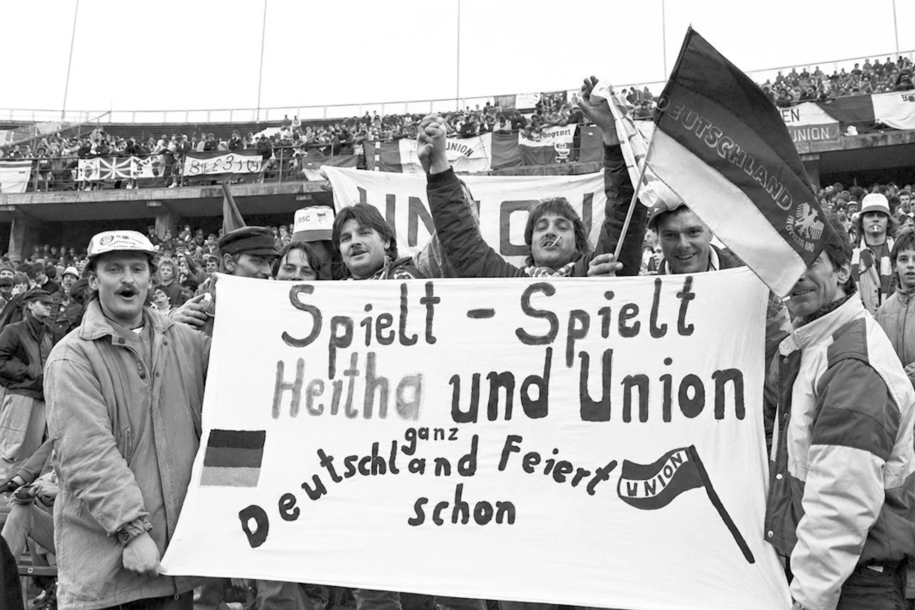 Zehn Wochen nach dem Mauerfall spielen Hertha BSC und Union im Olympiastadion.