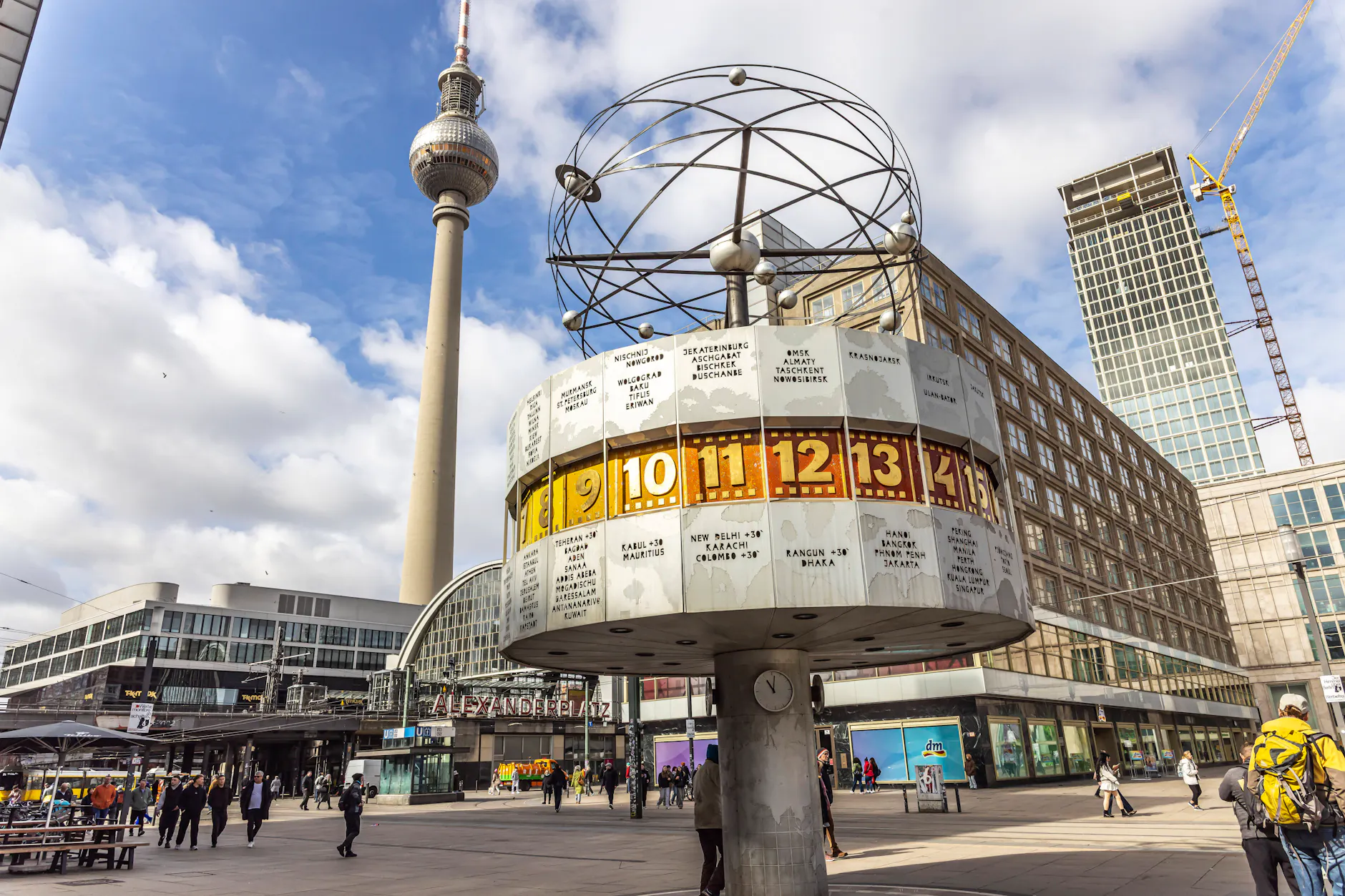 Ausblick auf den Alexanderplatz in Berlin mit Weltzeituhr – eigentlich ein imposanter Anblick, doch manche Touristen tun sich schwer damit, unsere Sehenswürdigkeiten zu begreifen.