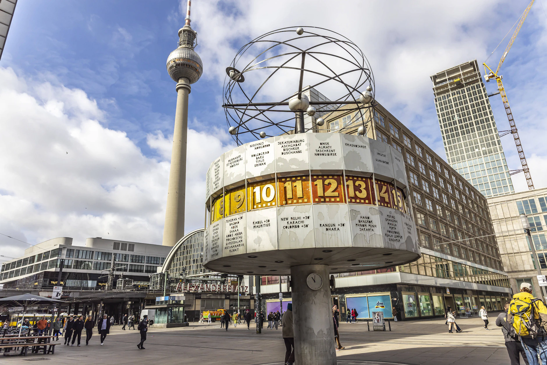 Ausblick auf den Alexanderplatz in Berlin mit Weltzeituhr – eigentlich ein imposanter Anblick, doch manche Touristen tun sich schwer damit, unsere Sehenswürdigkeiten zu begreifen.