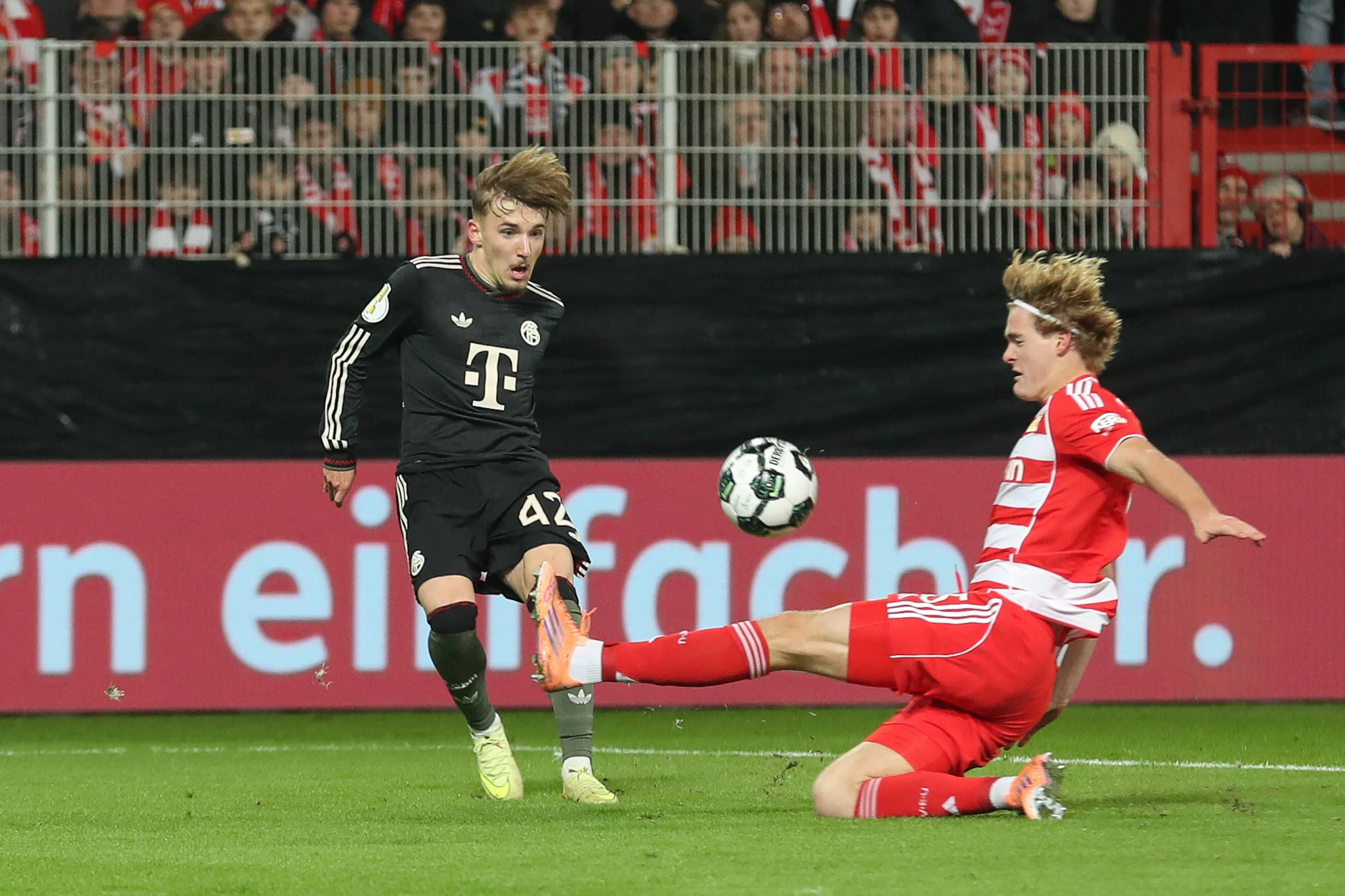 Tom Rothe (r.) und der 1. FC Union Berlin lieferten Lennart Karl und dem späteren Pokalsieger FC Bayern München in der vergangenen Saison einen harten Kampf.
