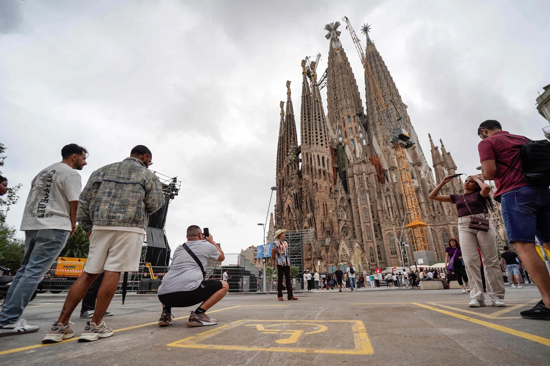 Antoni Gaudís Basilika Sagrada in Barcelona ist ein erstaunliches Bauwerk und eine Touristen-Attraktion.