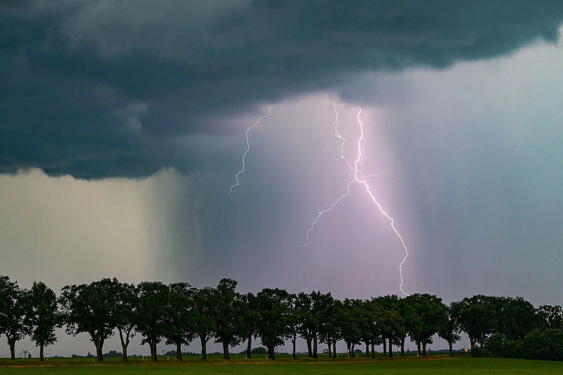Gewitter gehören zum Sommer: Wo große Hitze ist, muss sich das Wetter auch regelmäßig entladen.