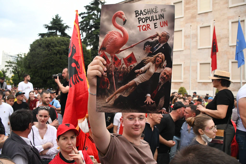 Der Flamingo ist zum Symbol des Widerstands geworden. Demonstranten protestieren gegen ein geplantes Luxusresort von Jared Kushner an Albaniens Küste.