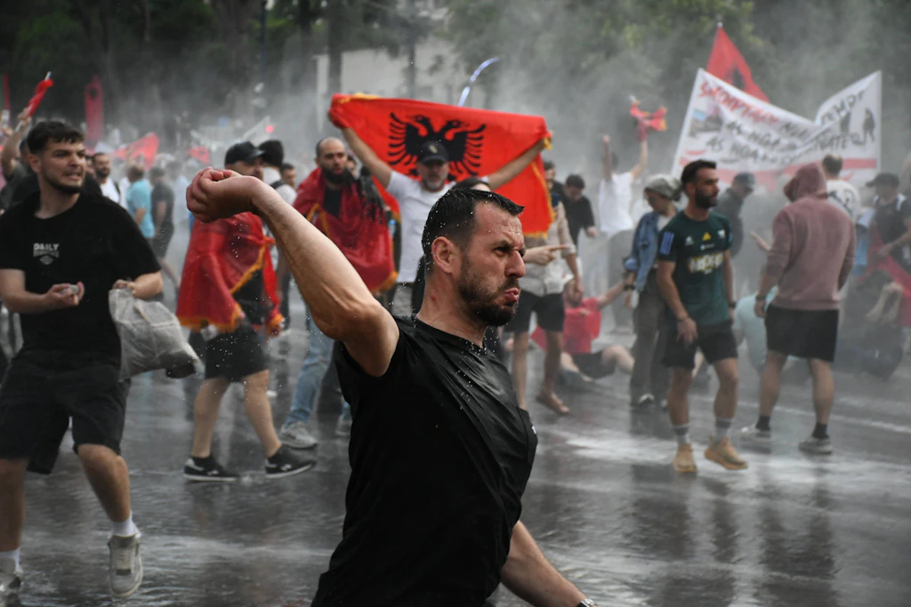 Während der Proteste in Tirana kam zu Zusammenstößen zwischen Demonstranten und der Polizei, die zeitweise Wasserwerfer einsetzte.