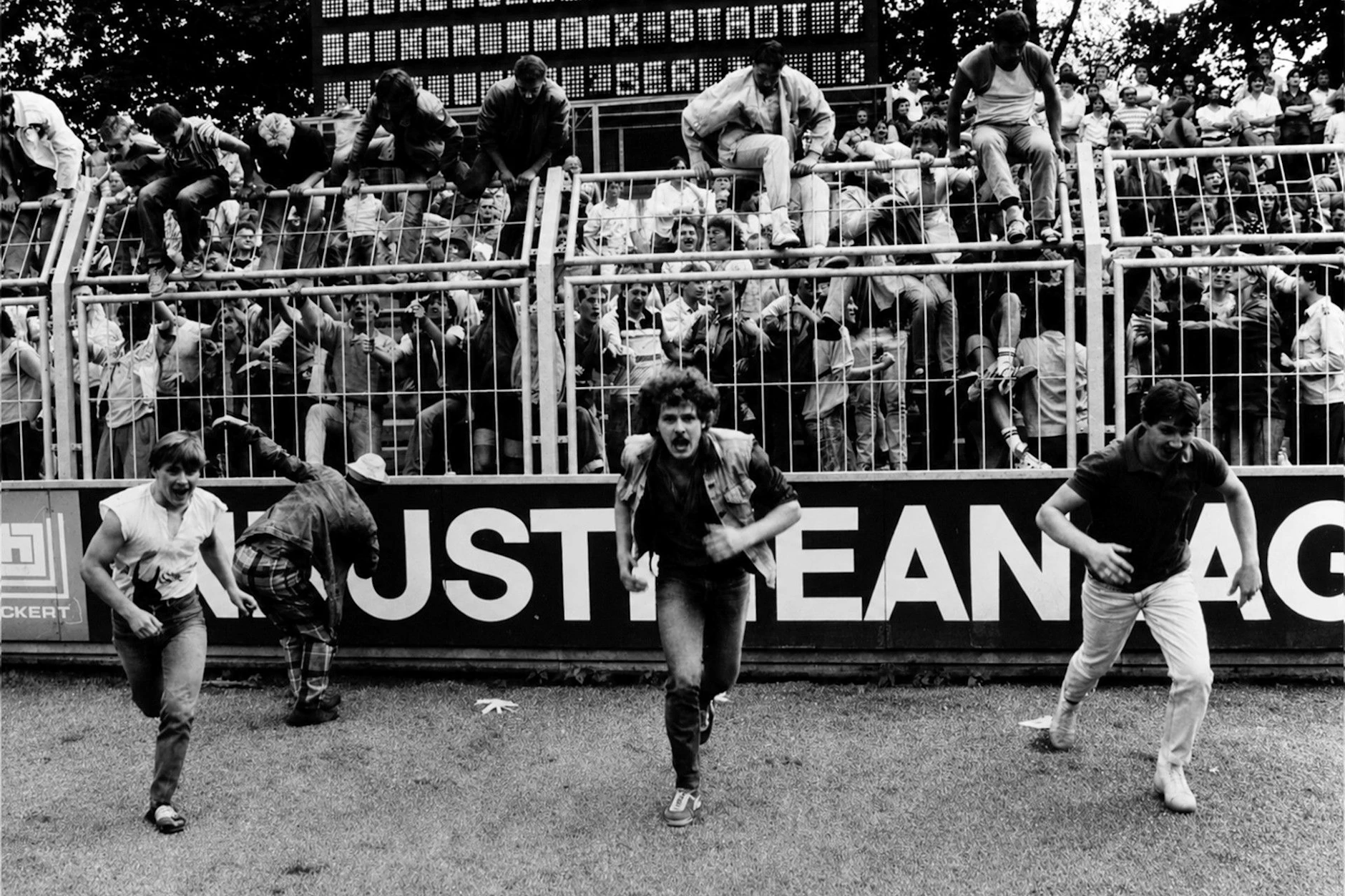 Fans des 1. FC Union stürmen nach dem 3:2 in Karl-Marx-Start den Platz.