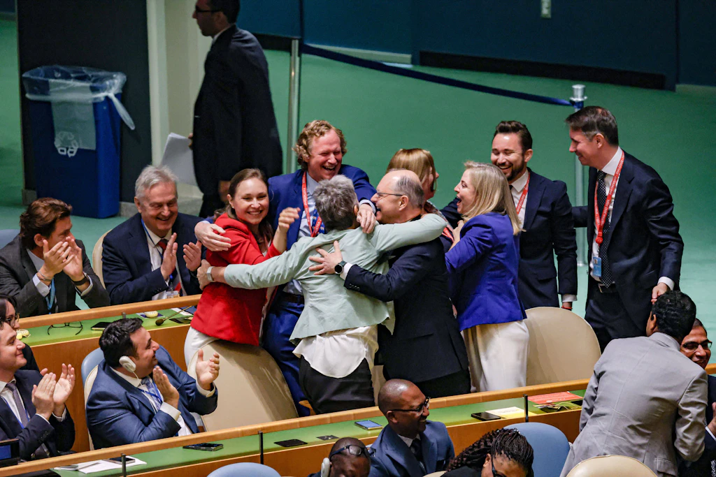 Die österreichische Delegation feiert nach der UN-Wahl in New York.